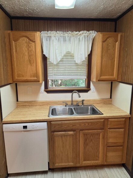 Building Photo - 4777 Holly Ln W