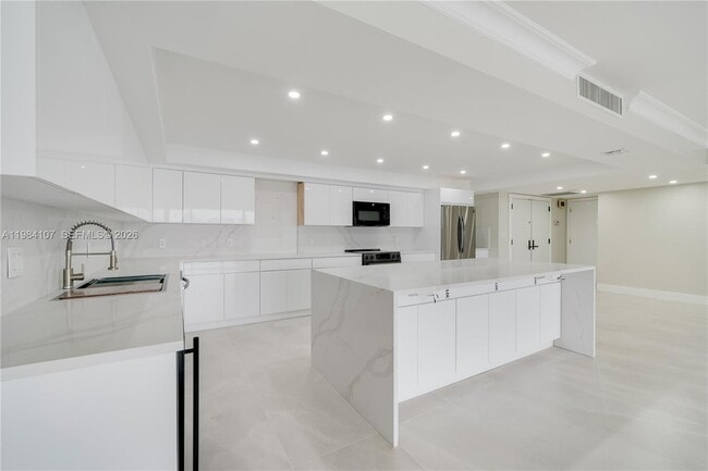 Building Photo - 1 Grove Isle Dr