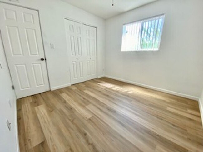 Building Photo - 4 bed 3, bath with connected guest house