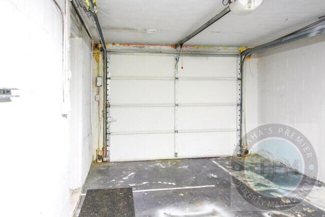 Building Photo - 3 Bedroom 1.5 Bathroom Home Located Minutes from Westroads Mall