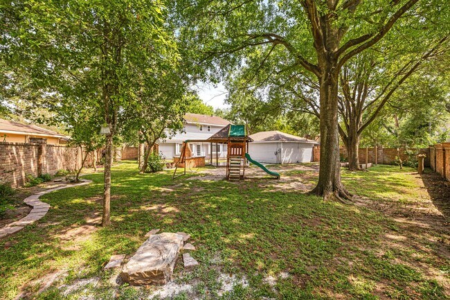 Building Photo - 2114 Briargreen Dr