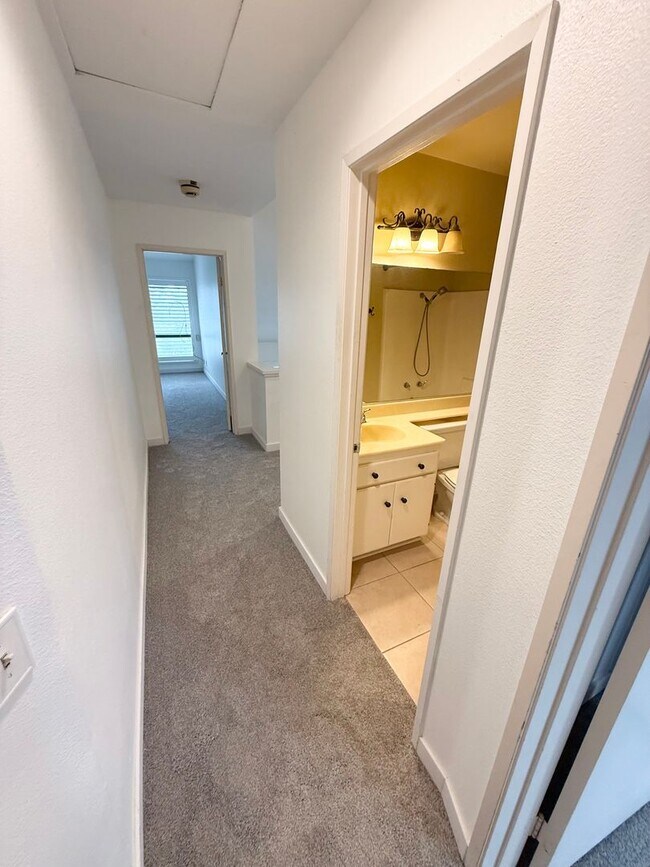 Building Photo - Gorgeous 3 bedroom home In the heart of Mission Viejo!