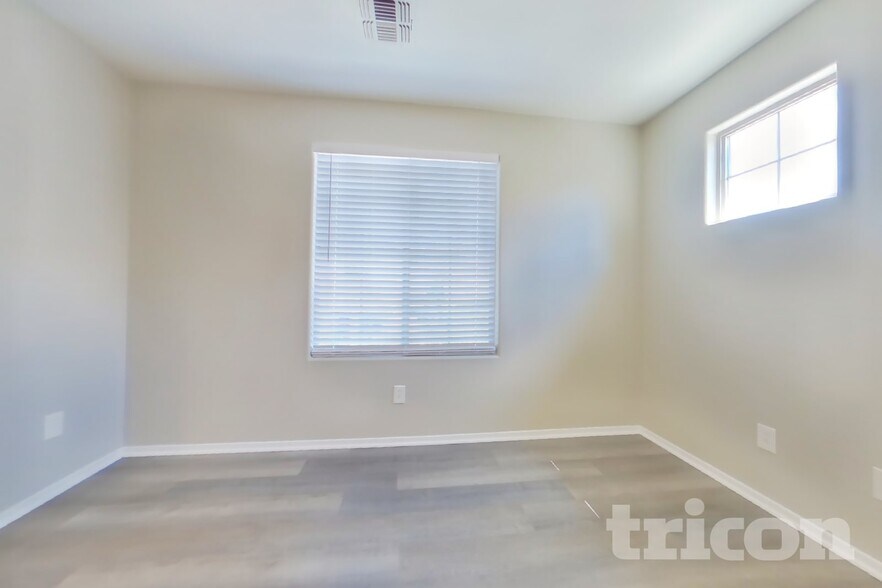 Building Photo - 323 N 56th Pl