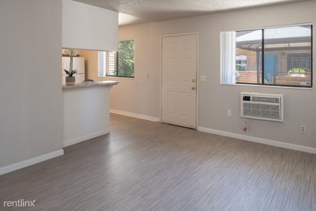 Building Photo - 1 br, 1 bath Apartment - 217 E. Taylor St.