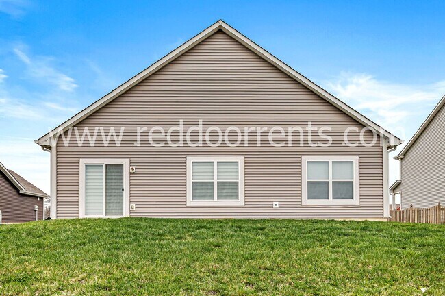 Building Photo - Family-Friendly Fortville Living