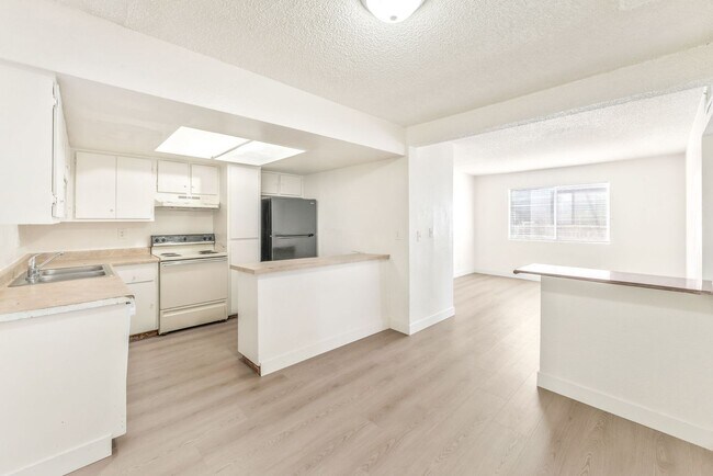 Building Photo - 5309 W Cheyenne Ave