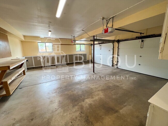 Building Photo - Corner Lot Multi-Level Home