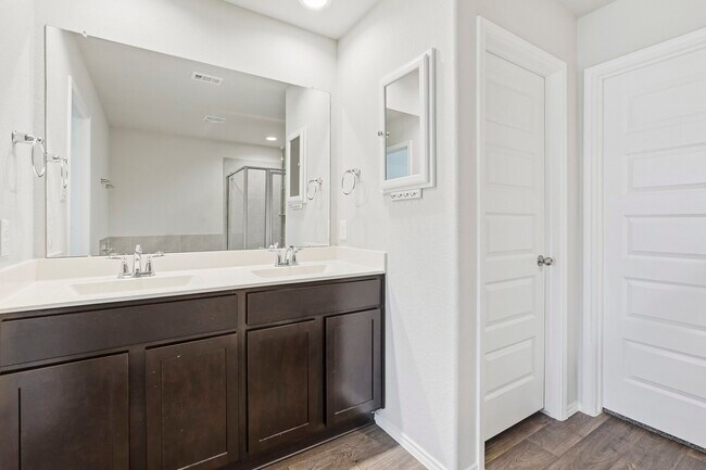 Building Photo - 3935 Country Club Dr