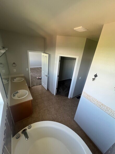 Master bedroom with entry to walk in closet - 3601 Lanyard Dr NE