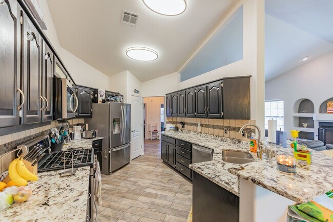 Building Photo - Beautiful Home in the Golf Course Area