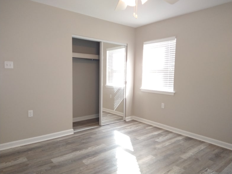 Building Photo - 6250 Bellaire Dr