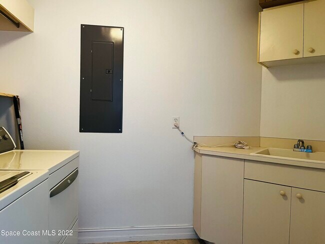 Building Photo - 93 Delannoy Ave