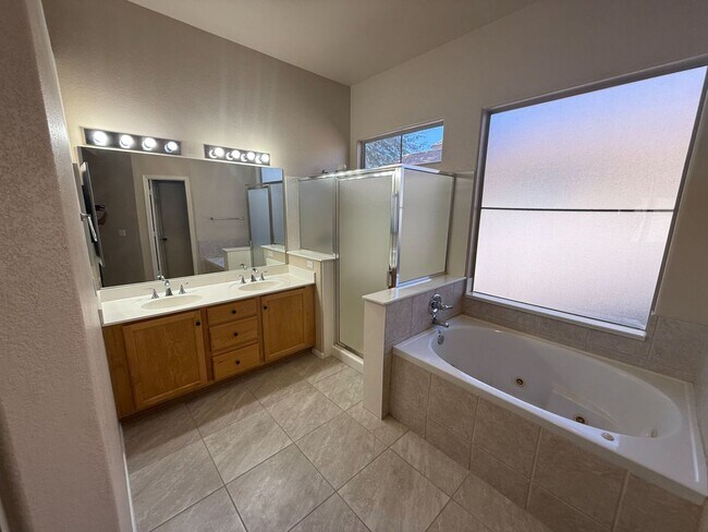 Building Photo - 3260 E Isabella Ave