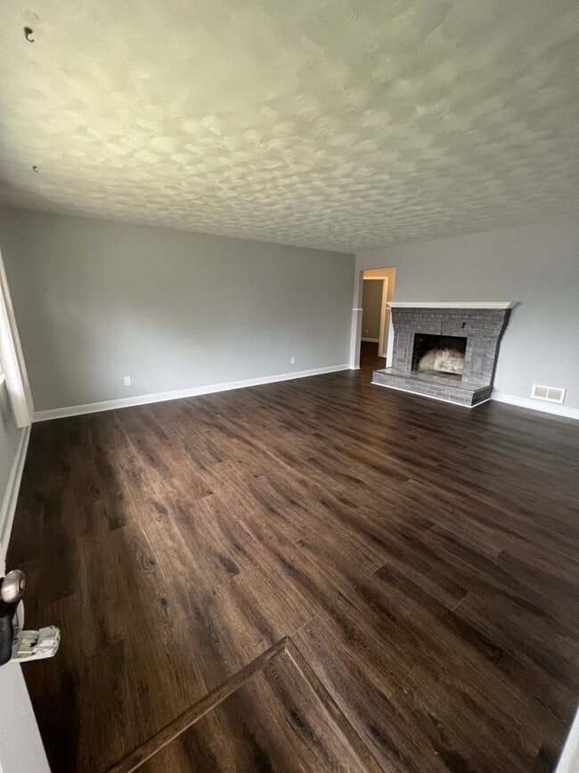 Building Photo - Amazing 6 Bedroom 2 Bathroom home with dual driveways