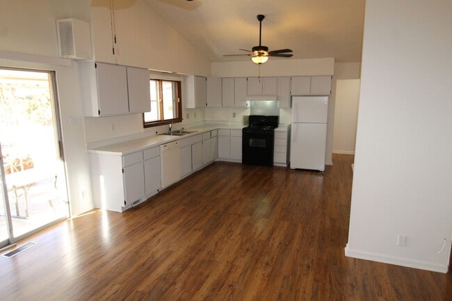 Building Photo - 601 La Bajada Way