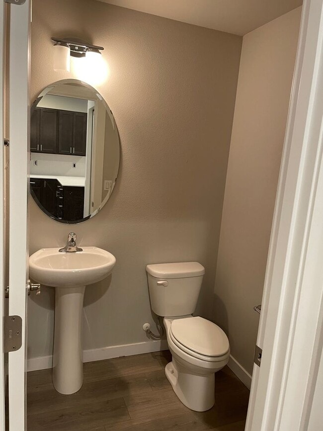 Building Photo - Stunning 3 bedroom 2.5 bathroom Townhome in Bothell!