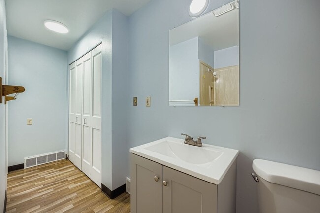 Building Photo - Charming, Recently Updated 3 Bed West Seat...