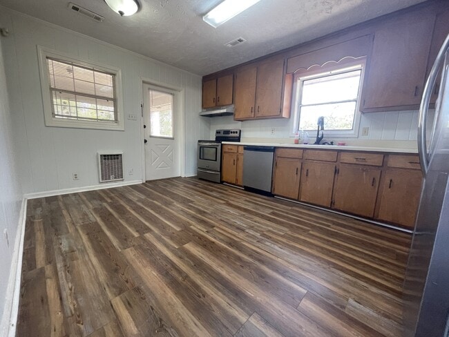 Building Photo - 1920 Charlton Dr