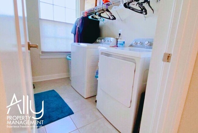 Building Photo - 3272 Village Park Ave