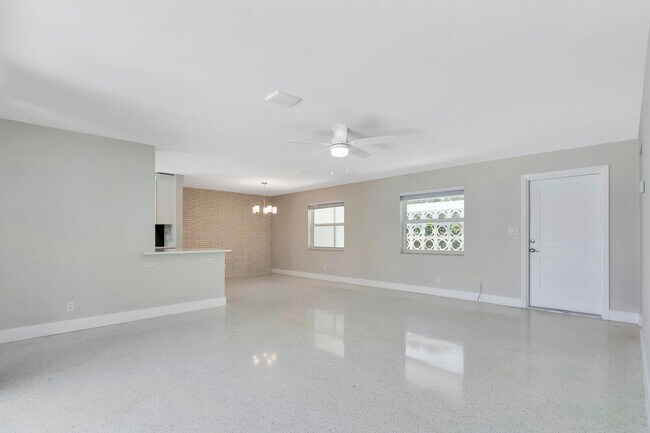 Building Photo - 3898 Holly Dr