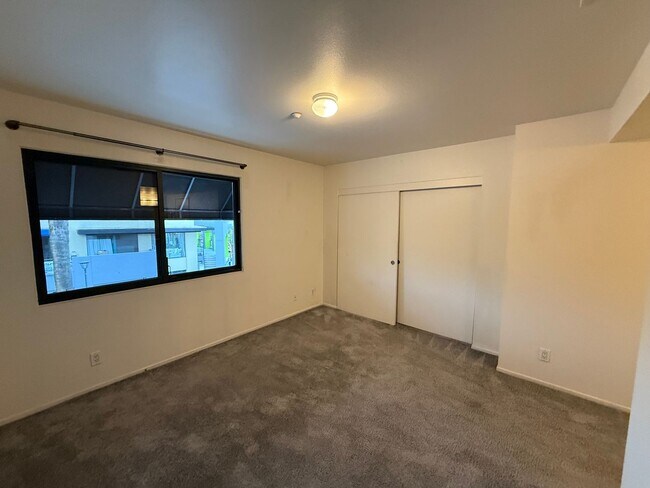 Building Photo - 1090 University Ave