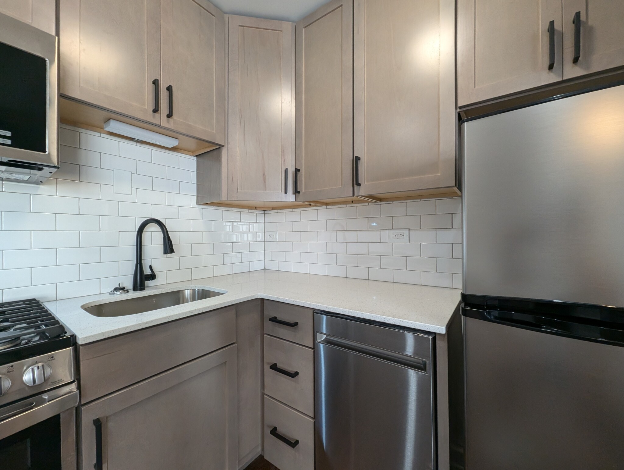 Building Photo - 524 W Oakdale Ave