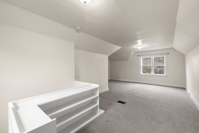 Building Photo - 2 bedroom 1 bath with full basement in Sellwood!