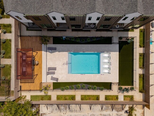 Building Photo - 1902 N Carroll Ave