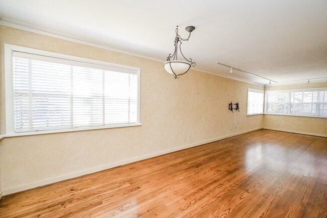 Building Photo - 2821 Eastgrove Ln