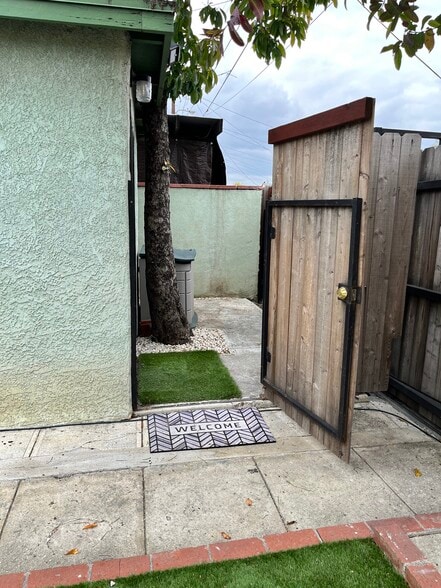 Building Photo - 1170 Esperanza St