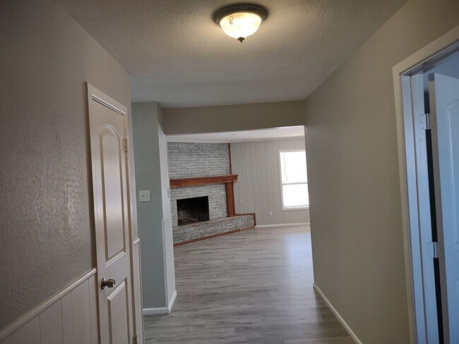 Building Photo - Large Updated 4 Bedroom Home Off University