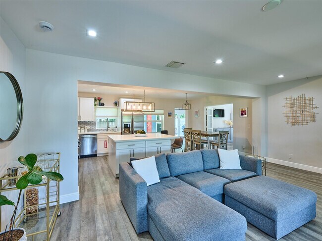 Building Photo - 801 NE 15th St