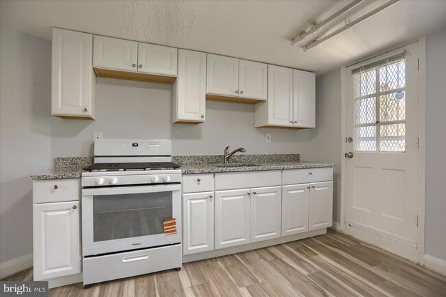 Building Photo - 1323 N Kenwood Ave