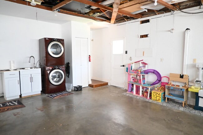 Building Photo - 10420 Eton Ave