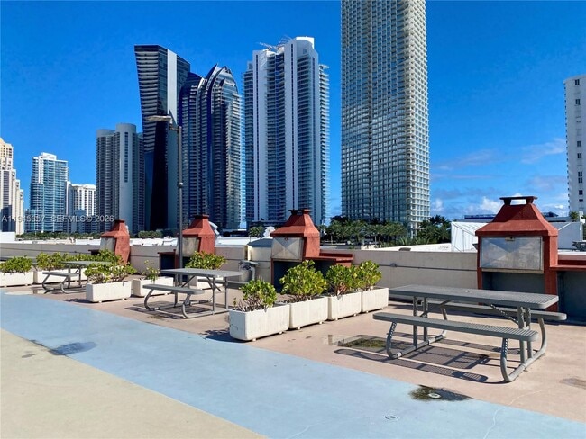 Building Photo - 17011 N Bay Rd