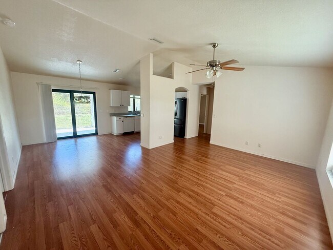 Building Photo - Beautifully updated 3BR/2BA home in a prime North Port location!