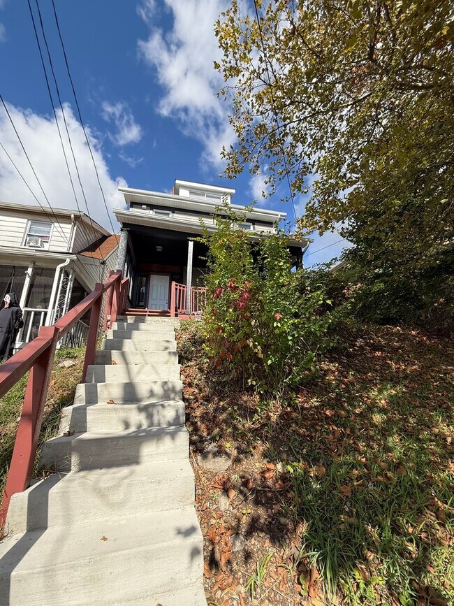 Building Photo - Updated 3BR 1.5 bath house with office/ of...