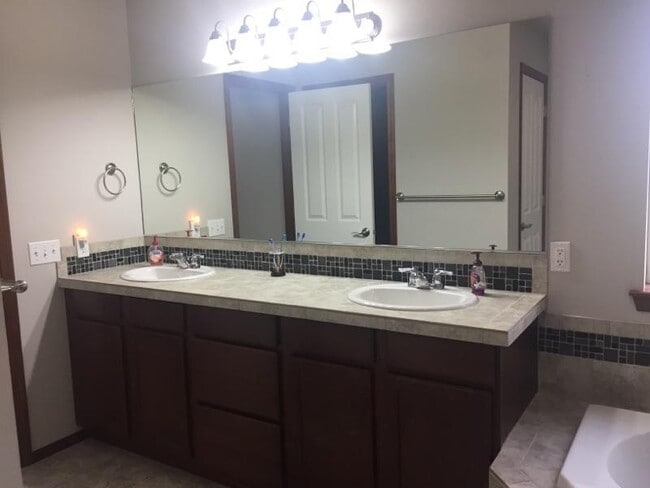 Building Photo - Modern Comfort and Space in a Peaceful Bot...