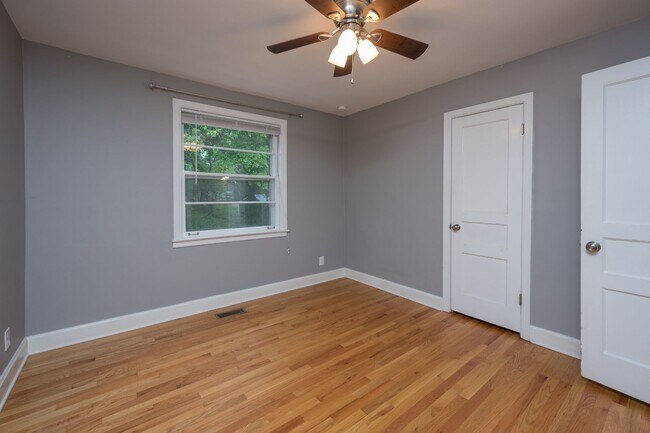 Building Photo - **UPDATED 3-BEDROOM DUPLEX WITH ATTACHED G...