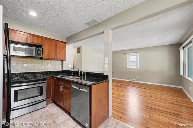 Building Photo - 1064 Woodslee Ave
