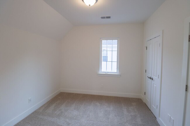 Building Photo - Pre-Leasing for the 2026–2027 School Year!