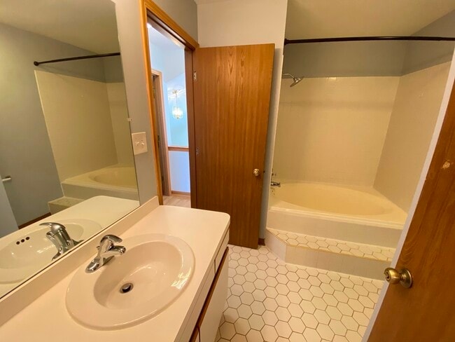 Building Photo - 3503 Willowview Ct