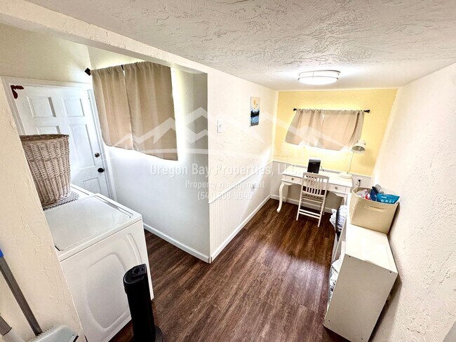 Building Photo - Bay Park Lane Duplex