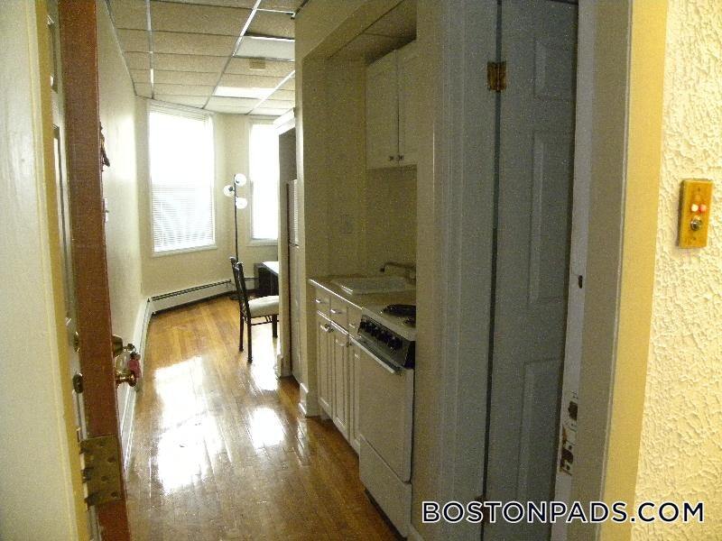 Building Photo - 879 Beacon St