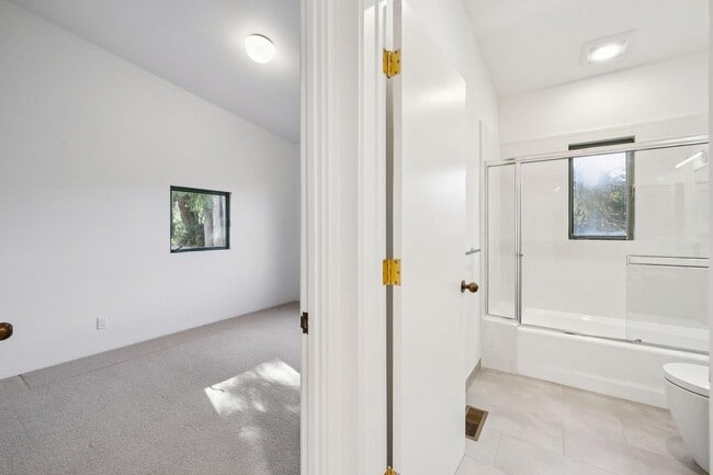 Building Photo - Charming 4BR Home Available in Private Portola Valley Cul de Sac