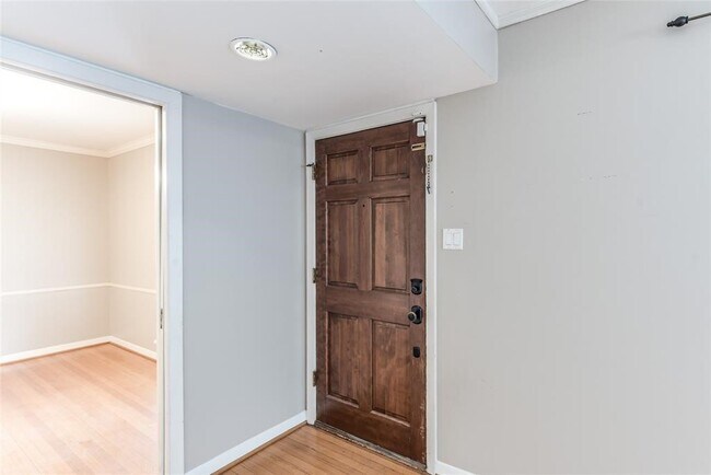 Building Photo - 5537 Lincrest Ln