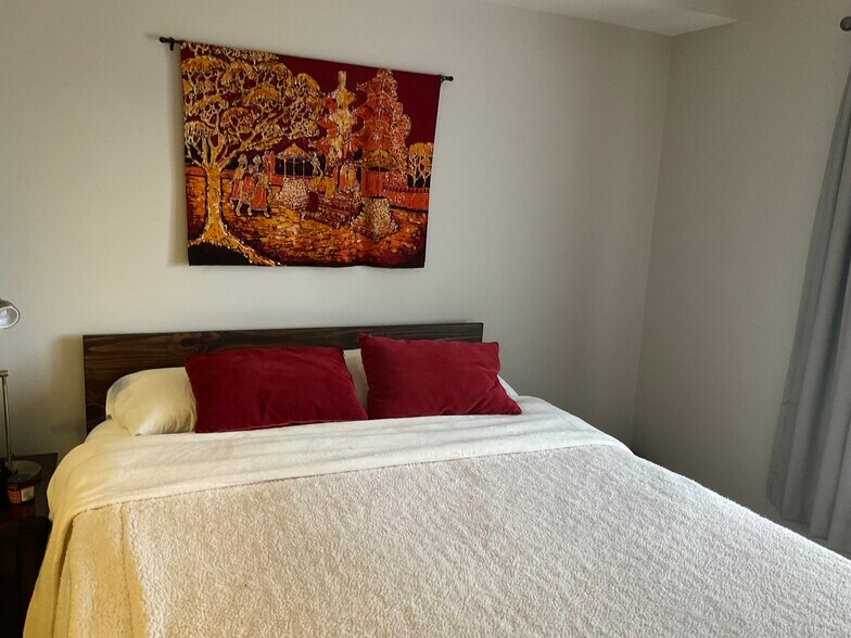 Building Photo - 2020 Saint Regis Dr