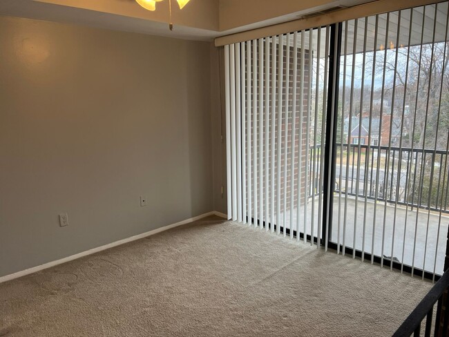 Building Photo - Spacious 1 Bedroom Adjacent to METRO