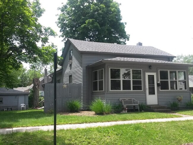 Building Photo - 402 Institute St