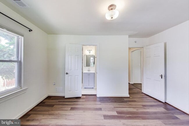 Building Photo - 5516 Greentree Rd